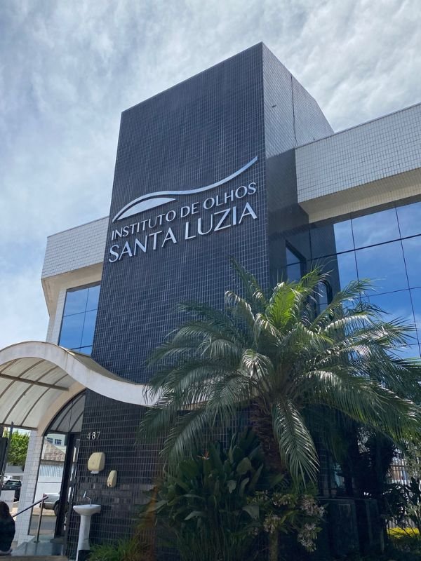 Dra. Daniele Bica Madalozzo no consultório do Instituto de Olhos Santa Luzia, Erechim — especialista em estrabismo infantil
